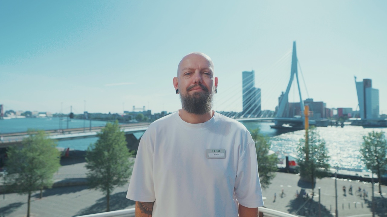 Collega van FYEO voor de Erasmusbrug in Rotterdam