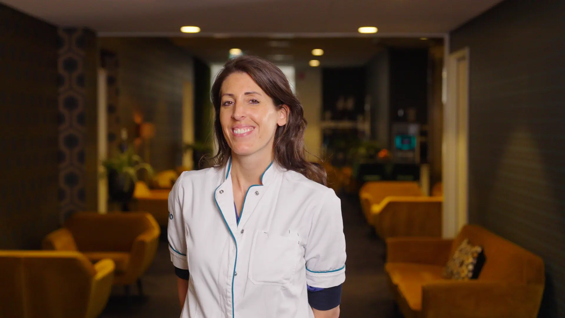 Juliette lacht in de lounge van de kliniek